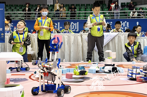 在火星救援遥控赛现场，参赛选手们操控火星救援机器人完成任务。华龙网-新重庆客户端 张颖绿荞 摄