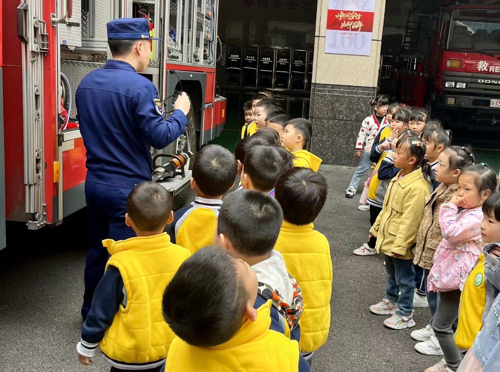 消防员正在给小朋友们讲解消防知识。永川区中央大街俊豪幼儿园 供图
