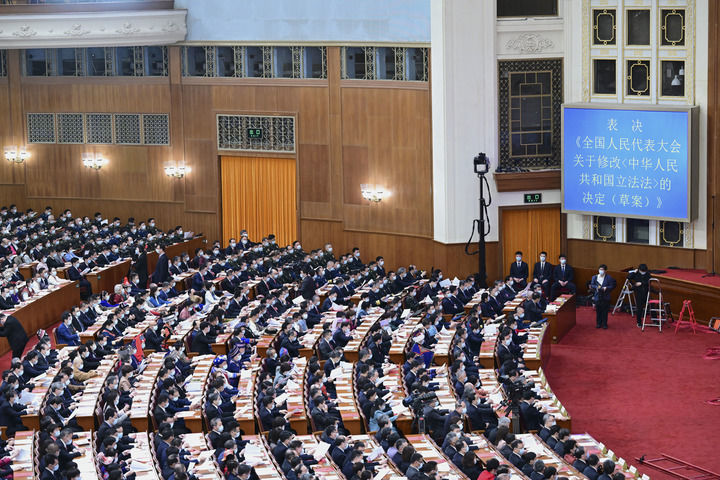 十四届全国人大一次会议在北京闭幕8