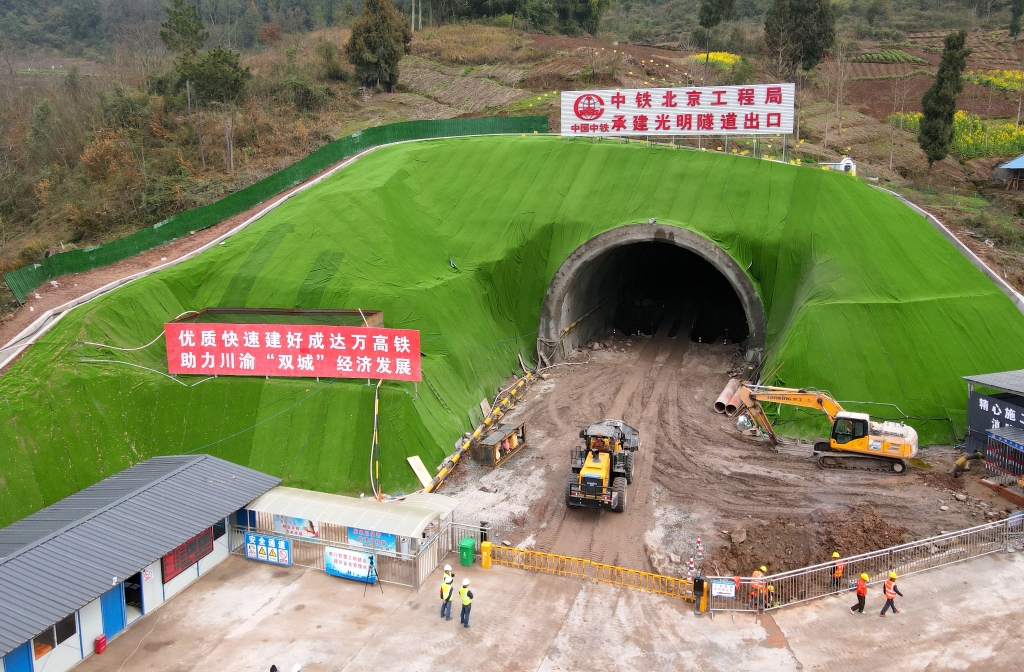 光明隧道建设现场。