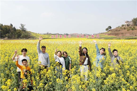 游客在油菜花海里拍照赏花。通讯员 陈仕川 摄