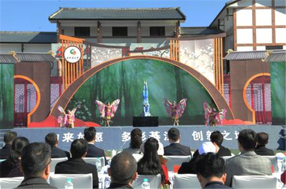 永新梨花节开幕，游客除了赏花踏青，还可观看精彩的文艺演出。记者 吴荣凯 摄