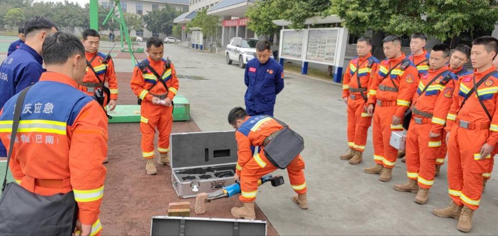 指导组检验队伍装备实操水平 巴南区综合应急救援队供图 华龙网发