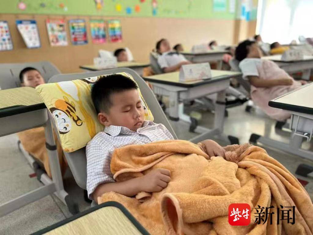 冲上热搜！人大代表建议“趴睡变躺睡”，江苏已有学校安排上了2