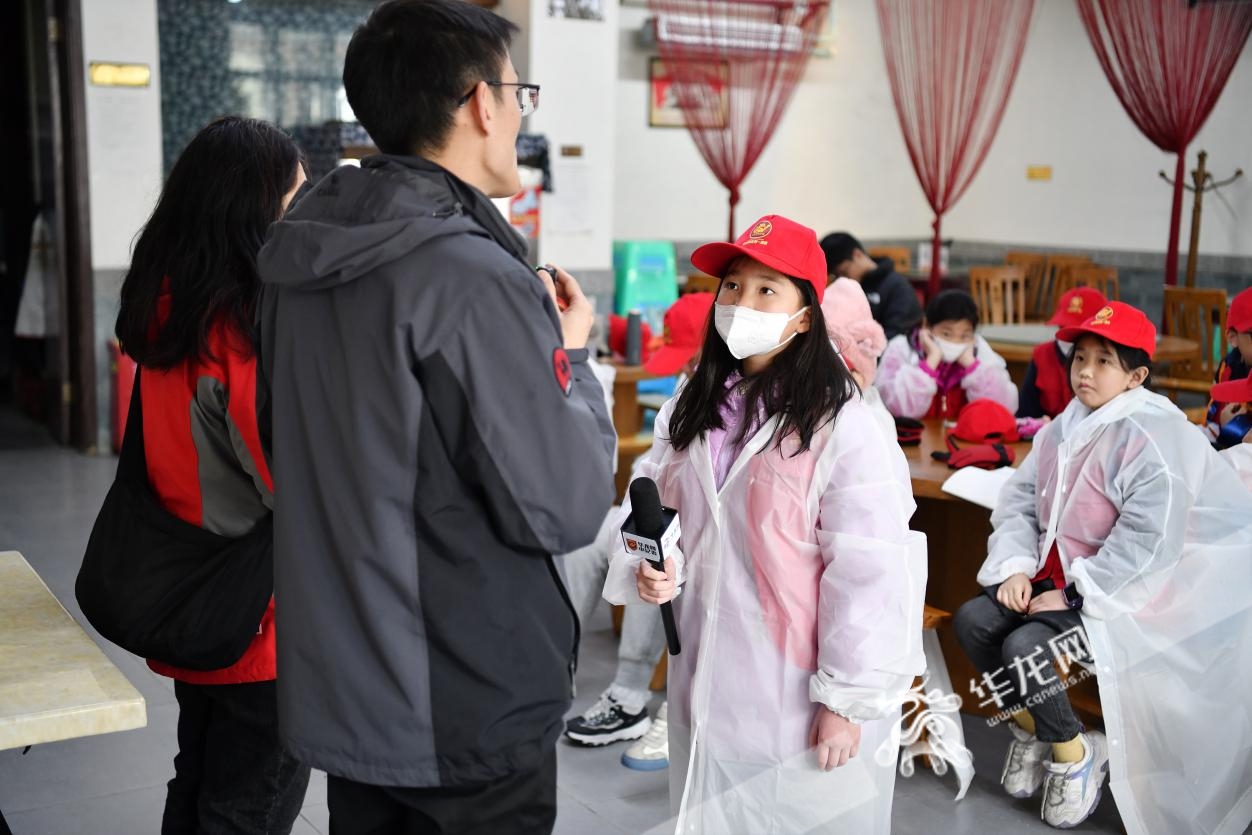 华龙网小记者化身雪地“追风”少年 走进金佛山探访古树保护