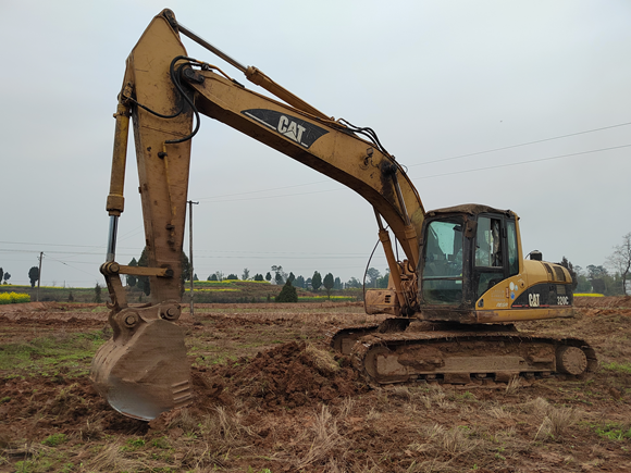 挖掘机在高标准农田建设现场 刘莉摄 华龙网发