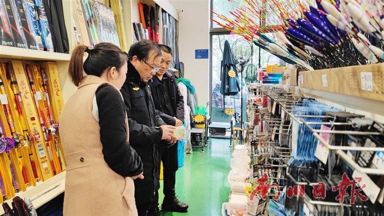 执法人员在渔具店查看是否销售禁钓工具、饵料。 记者 刘晓娟 摄