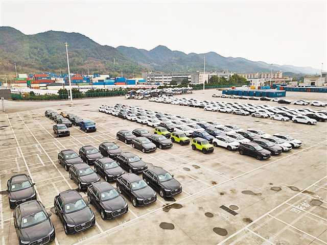 The inspected vehicles at the vehicle import port of Chongqing International Logistics Hub Park were going to be shipped on March 10. (Photographed by Yin Shiyu / Visuan Chongqing)