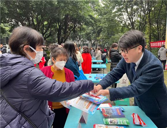 2社区义务律师陈虹宇律师正在进行现场普法宣传。通讯员 陈天红 摄