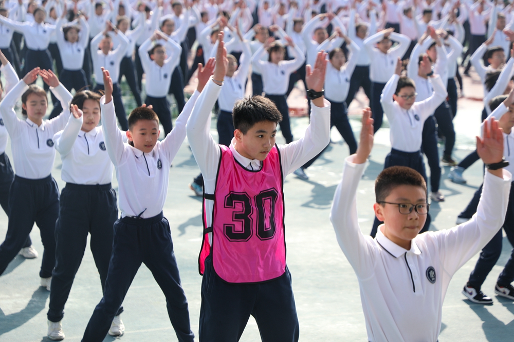 重庆八中宏帆中学初2025级大课间活动现场 (2)