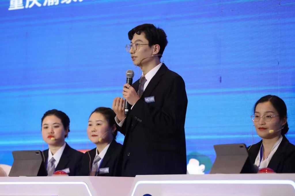 参赛选手正在竞答。重庆市人力社保局 供图