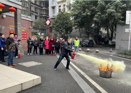 1干粉灭火器实操演练。两路街道供图