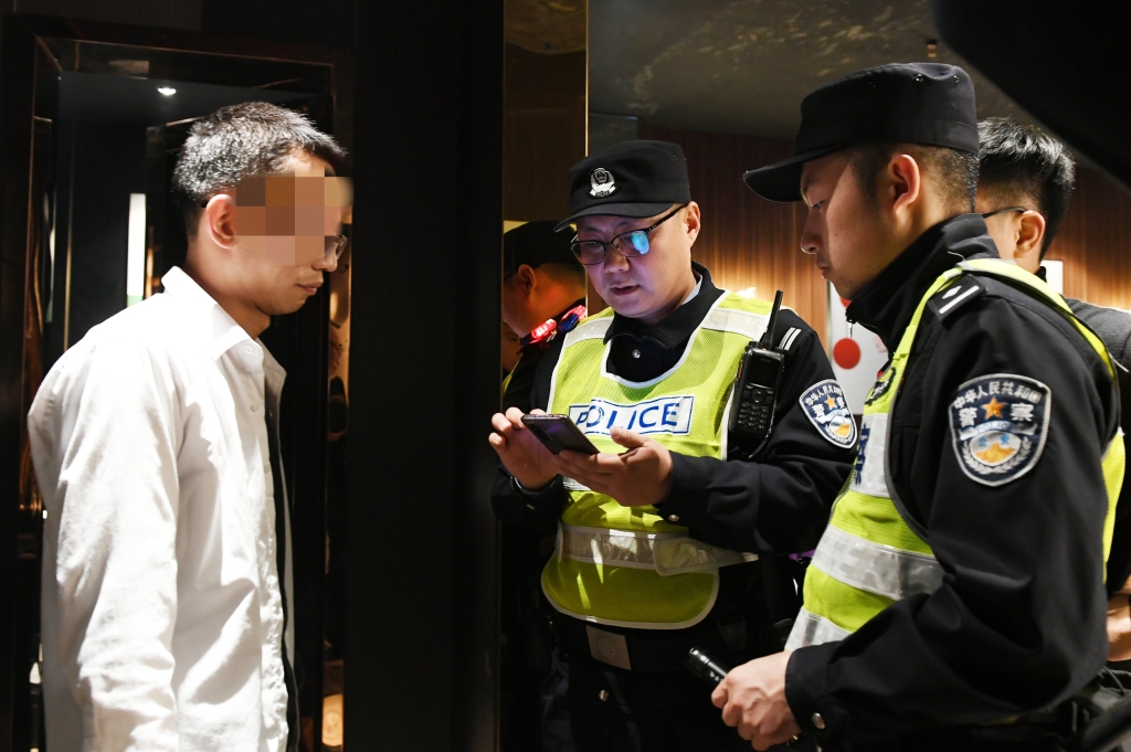 渝中警方在重点场所开展检查。警方供图