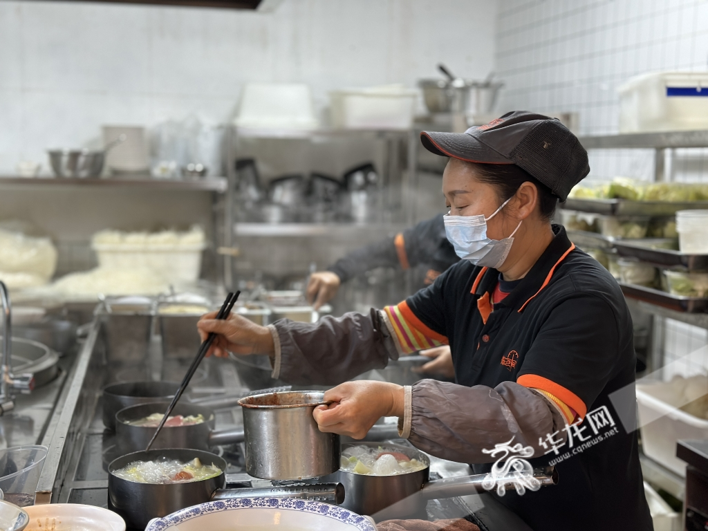 食堂阿姨正在制作米线。华龙网-新重庆客户端记者 刘钊 摄