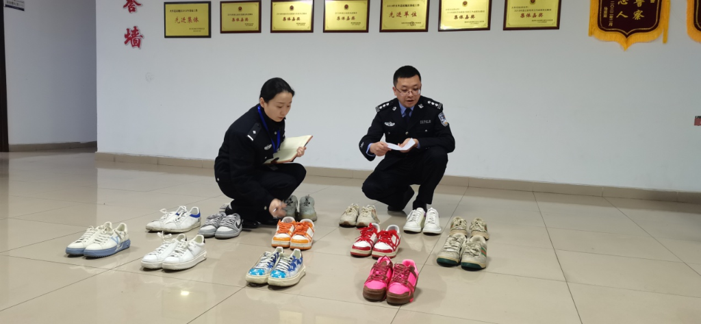 被盗的品牌鞋。重庆两江新区警方供图