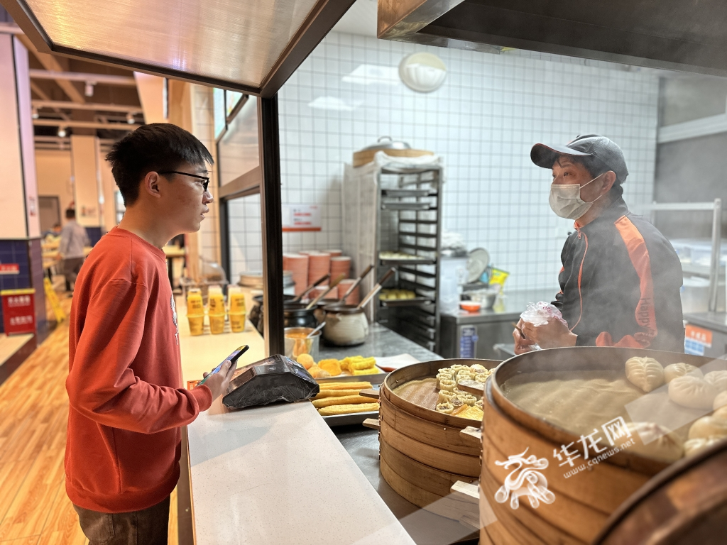 学生在购买早餐面点。华龙网-新重庆客户端记者 刘钊 摄