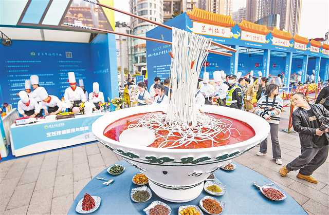 The Final of the “Bayu Craftsmen” Cup Chongqing Xiaomina Skills Competition was held in Jiugongmiao on March 15. The picture showed the final scene. (Photographed by Zheng Yu / Visual Chongqing)
