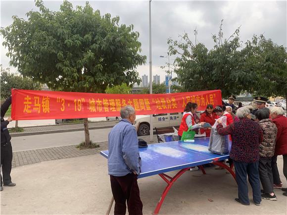 工作人员正在给居民讲解《重庆市垃圾分类管理条例》。通讯员 文静 摄