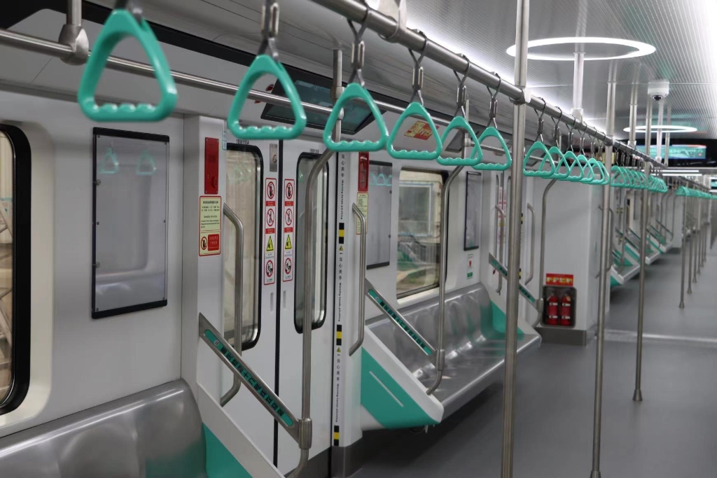 轨道18号线列车采用松石绿主题色。受访者供图