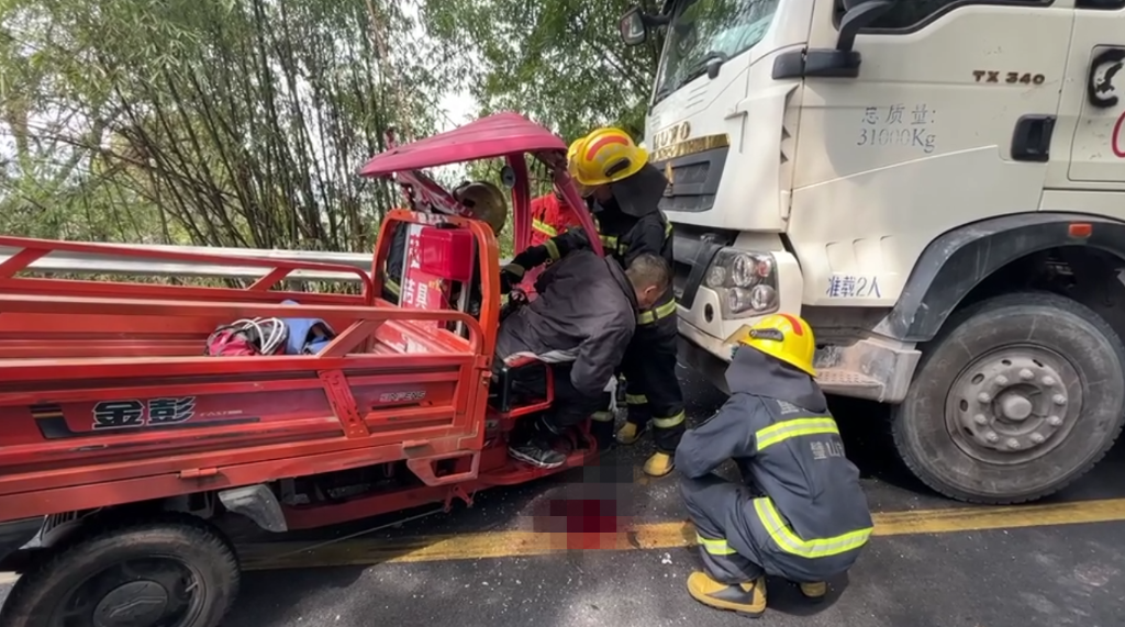 2消防员破拆车头救援。重庆璧山消防供图