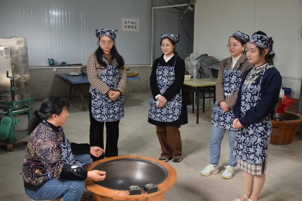 Teachers and students are learning about tea making. (Picture provided by the interviewee)