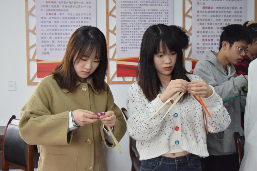 Chongqing Metropolitan College of Science and Technology launched a series of walking classroom activities – Tea and Bamboo Research Tour. (Picture provided by the interviewee)