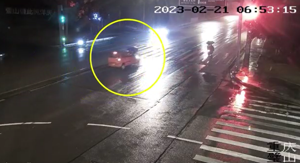 1事故发生的一幕被公共视频拍下。重庆璧山警方供图