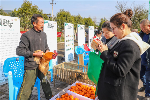 诚信经营，诚恳待人，让福禄镇乡村集市持久兴旺。 受访者供图 华龙网发