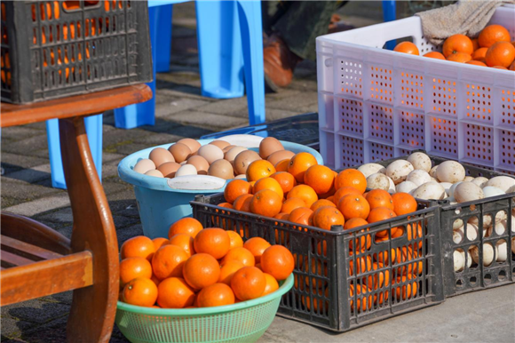 水果是乡村集市最受青睐的物品 受访者供图 华龙网发