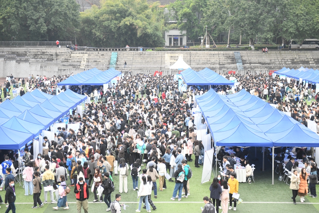庆大学2023届毕业生春季大型双选会现场。受访单位供图