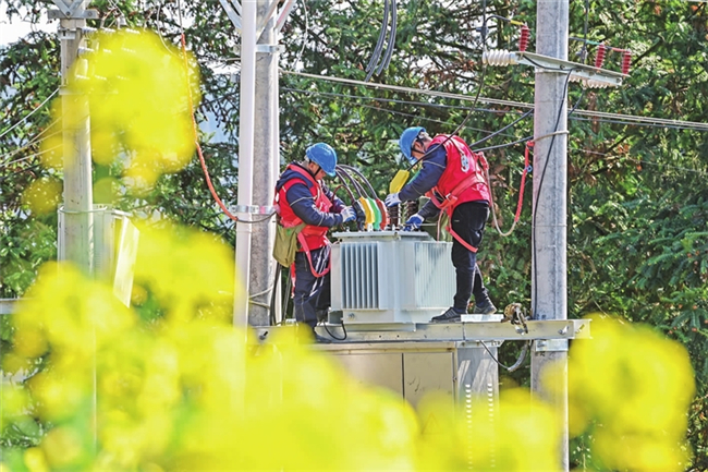 电力工人正在改造供电设备。记者 冉川 摄