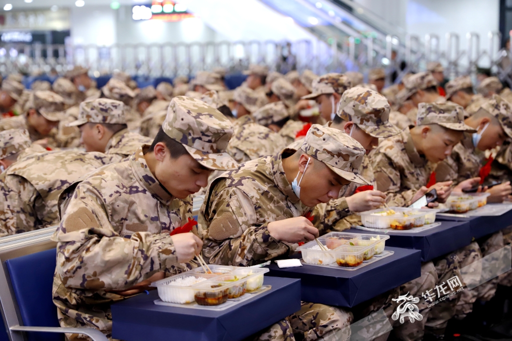 4新兵们在车站用餐。华龙网-新重庆客户端记者 尹建红 摄