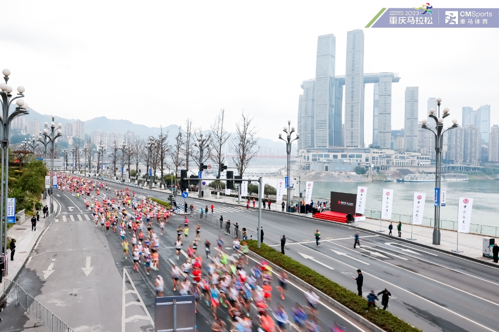 重庆南滨路，选手们正向前奔跑。