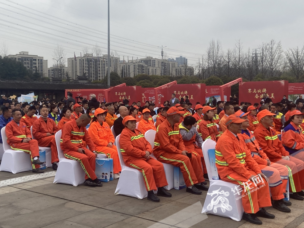 在此次“发现重庆之美”活动中，共发现了50名“重庆最美环卫工人”。华龙网-新重庆客户端 王旭睿 摄