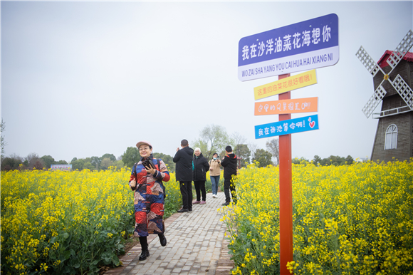 游客在油菜花节核心景区游览。新华社记者 伍志尊 摄