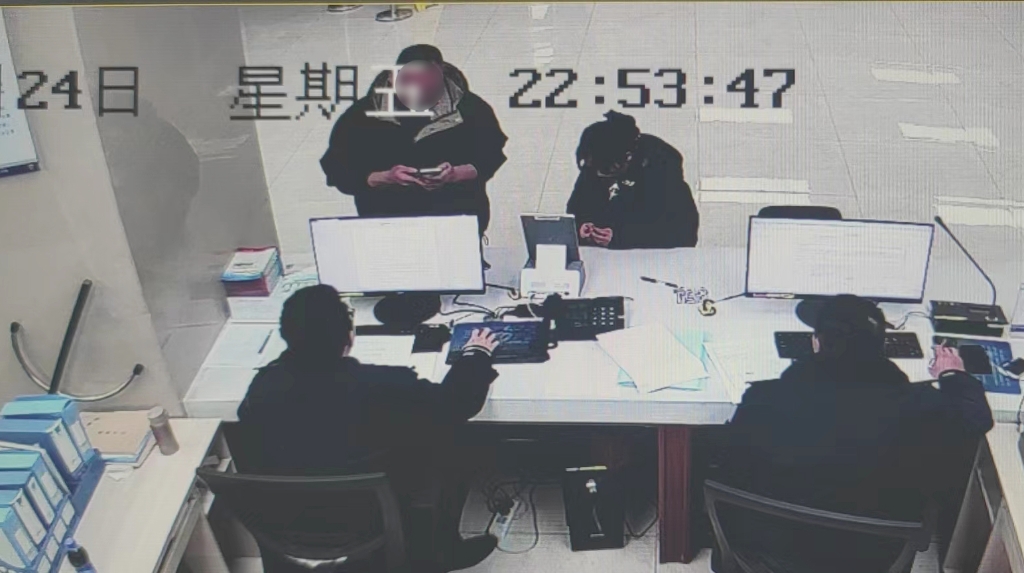 0刘先生带妻子高女士到派出所，协助民警对涉案账户进行冻结止付。重庆高新区警方供图