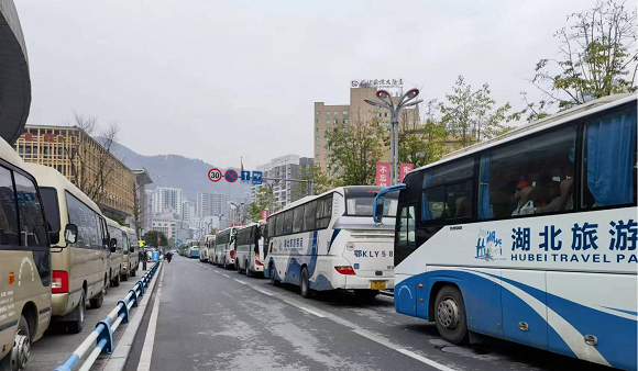 满载游客的大巴驶入酉阳。酉阳旅投供图 华龙网发