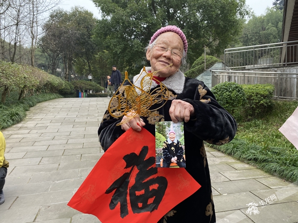 91歲唐淑君奶奶太高興了。華龍網-新重慶客戶端記者 陳發源 攝