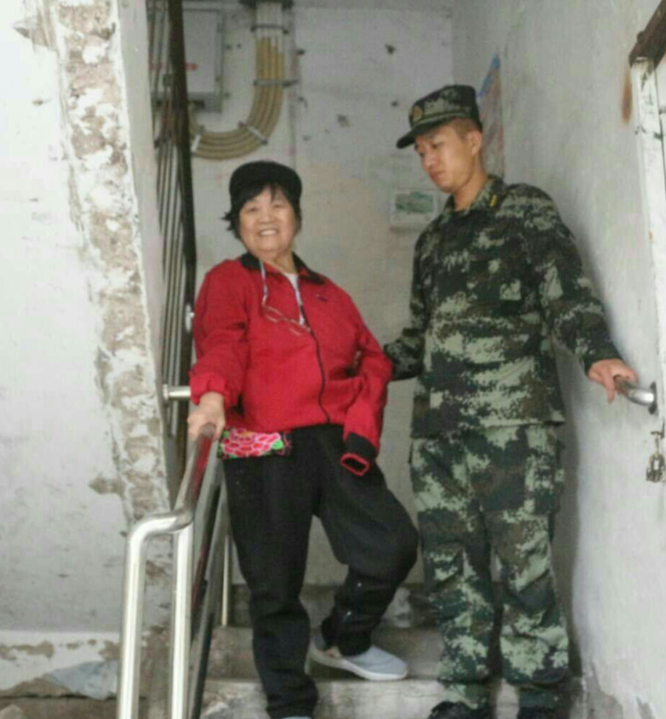 7、2018年9月，中队给刘玉珍安装护栏后，上下楼方便了许多。武警重庆总队供图