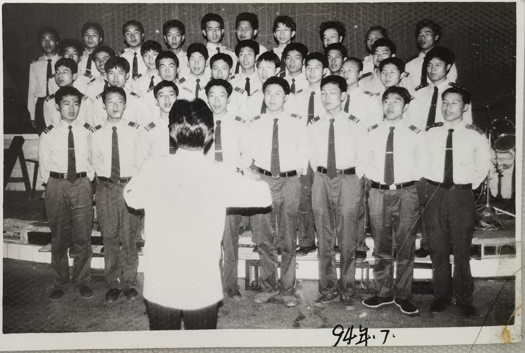 3、1994年7月，刘玉珍到中队教官兵唱歌。武警重庆总队供图