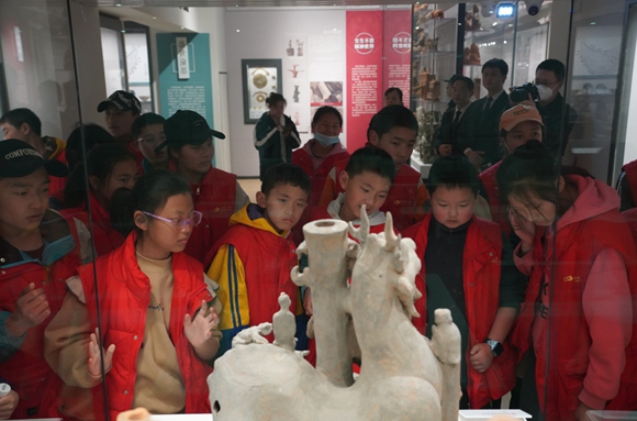 参观“三馆一院”文物活化利用项目。重庆市文物考古研究院供图