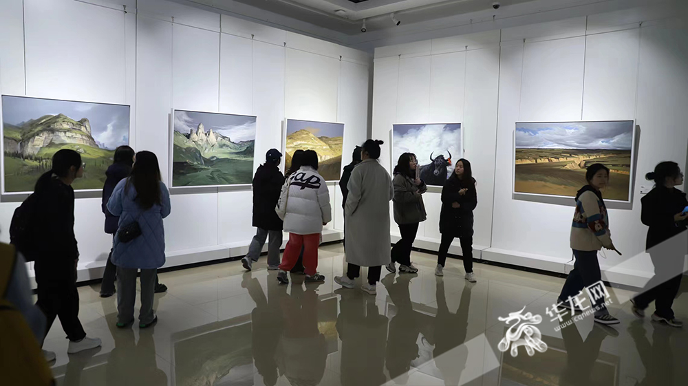 老师、学生等参观艺术回顾展。华龙网-新重庆客户端 陈洋 摄