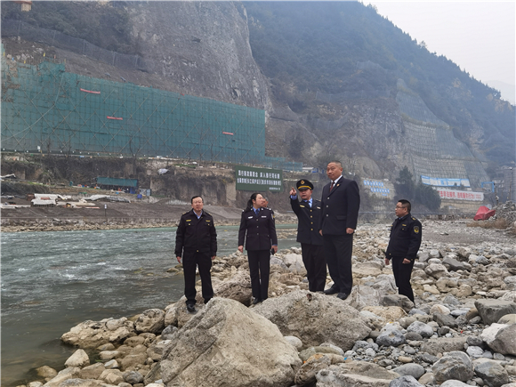 在长江二级支流大宁河流域进行联合执法巡逻。通讯员 张祥 摄