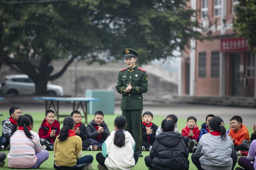 0武警官兵教唱学雷锋歌曲。通讯员 邹毅摄