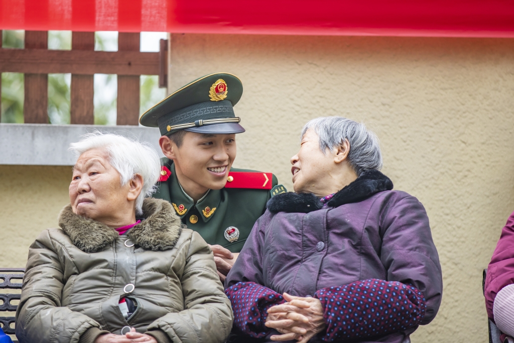 3武警官兵与老人聊天交流。通讯员 邹毅摄