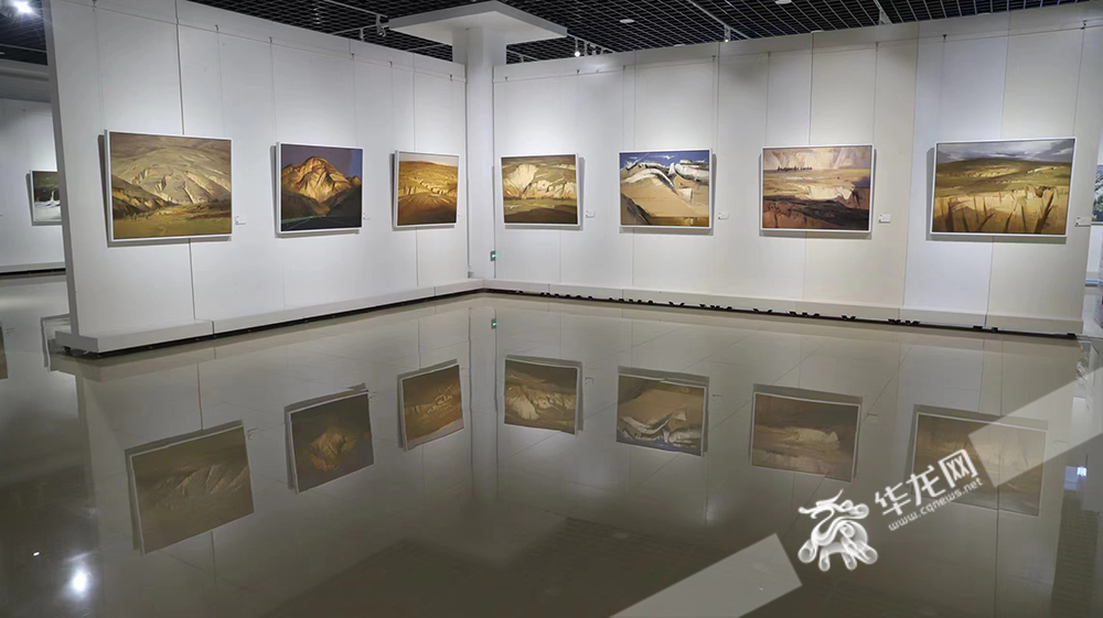 艺术回顾展上展出的作品。华龙网-新重庆客户端 陈洋 摄