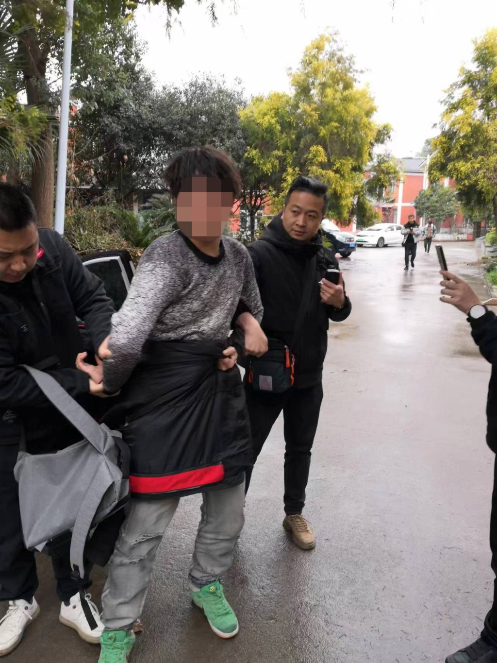 2另外一名嫌疑人被抓捕。重庆璧山警方供图