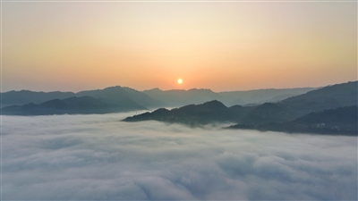 轻雾若连绵玉带环绕在群山之间。记者 吴建华 成庆 摄