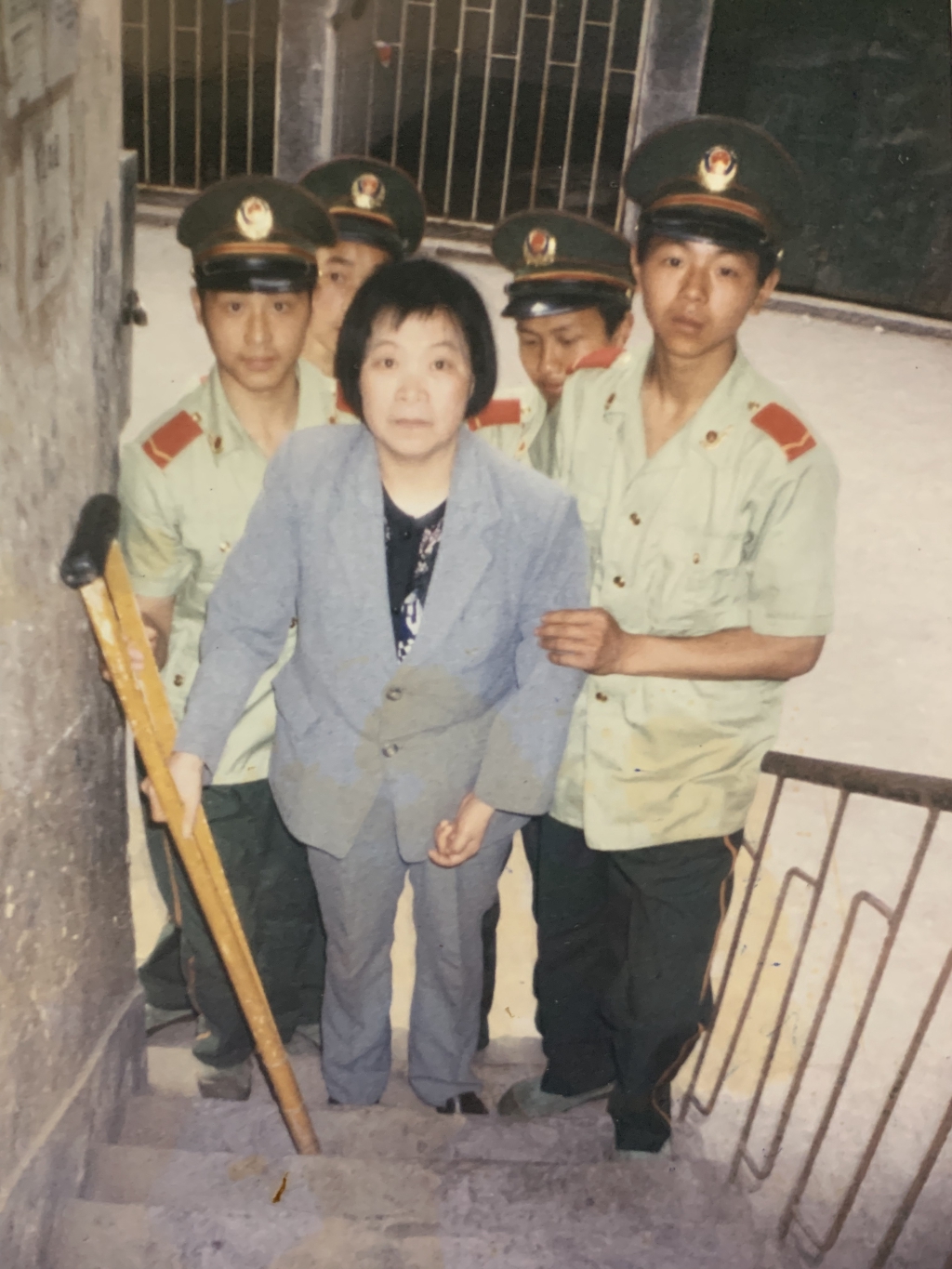 2002年，中队官兵利用周末时间看望刘玉珍。武警重庆总队供图_副本