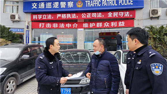 民警给群众介绍业务办理流程。云阳县公安局供图 华龙网发